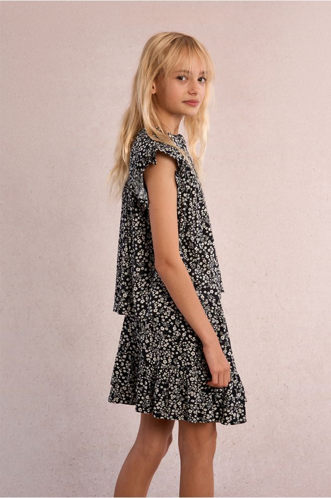 Camisa de niña de manga corta con volante y estampado.