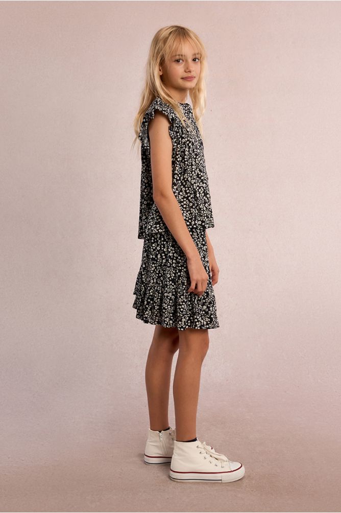 Camisa de niña de manga corta con volante y estampado.