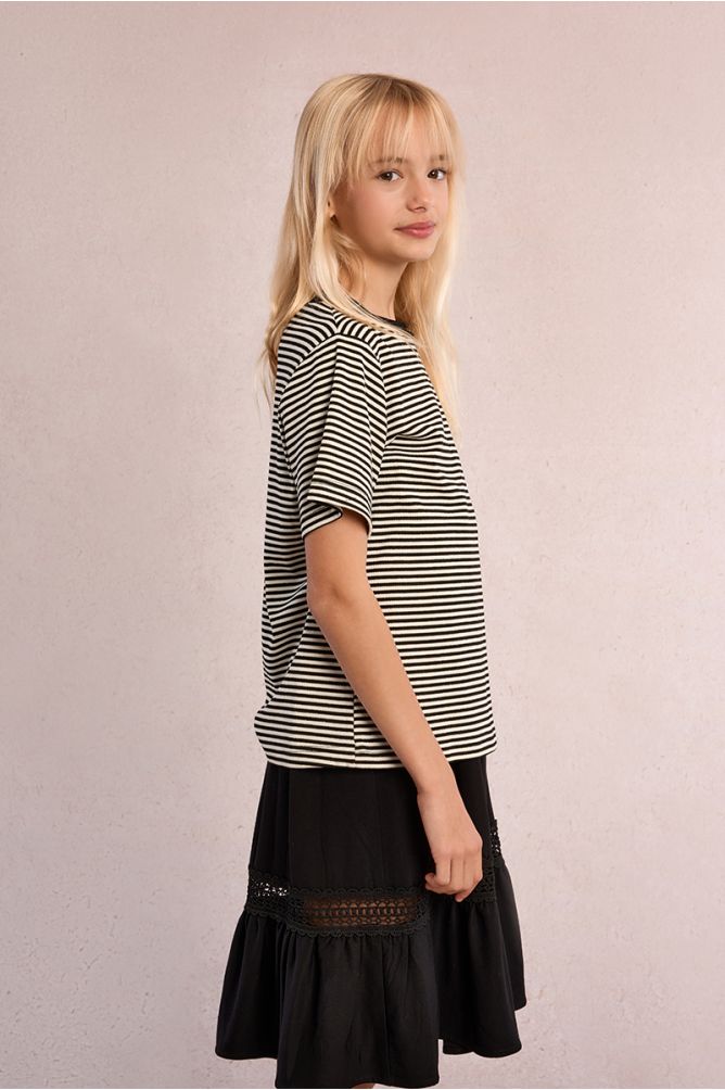Camiseta de niña de manga corta, estampado rayas y corazón.