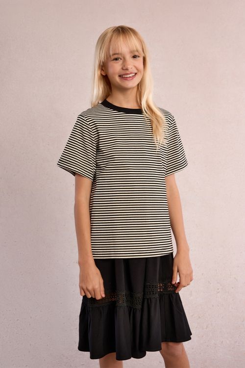 Camiseta de niña de manga corta, estampado rayas y corazón.