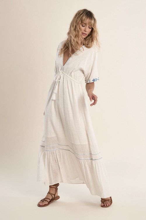 Vestido largo, de manga corta, con volante.