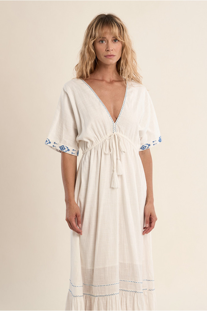 Vestido largo, de manga corta, con volante.