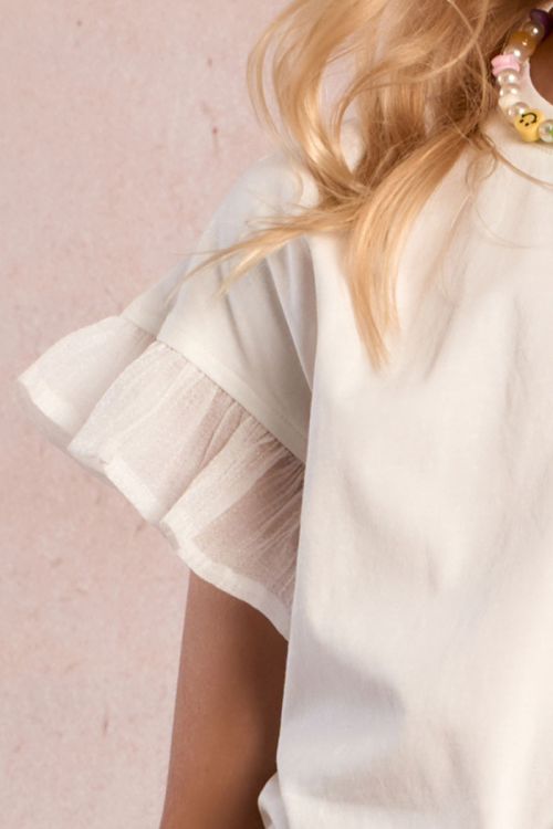 Camiseta de niña de manga corta, detalle volantes.