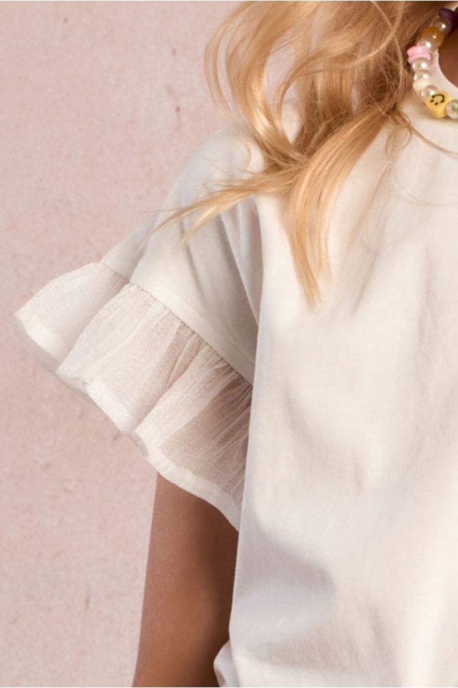 Camiseta de niña de manga corta, detalle volantes.