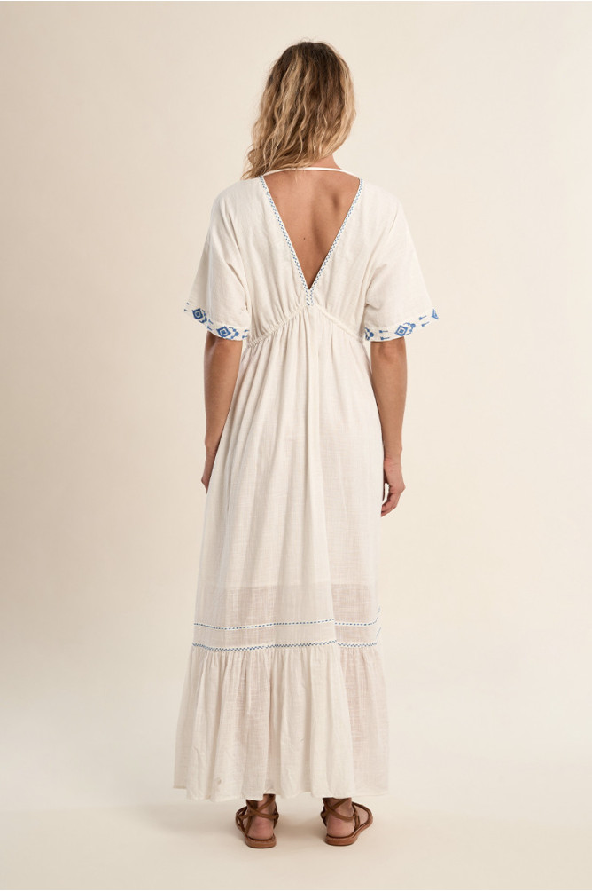 Vestido largo, de manga corta, con volante.
