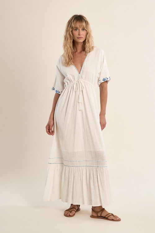 Vestido largo, de manga corta, con volante.