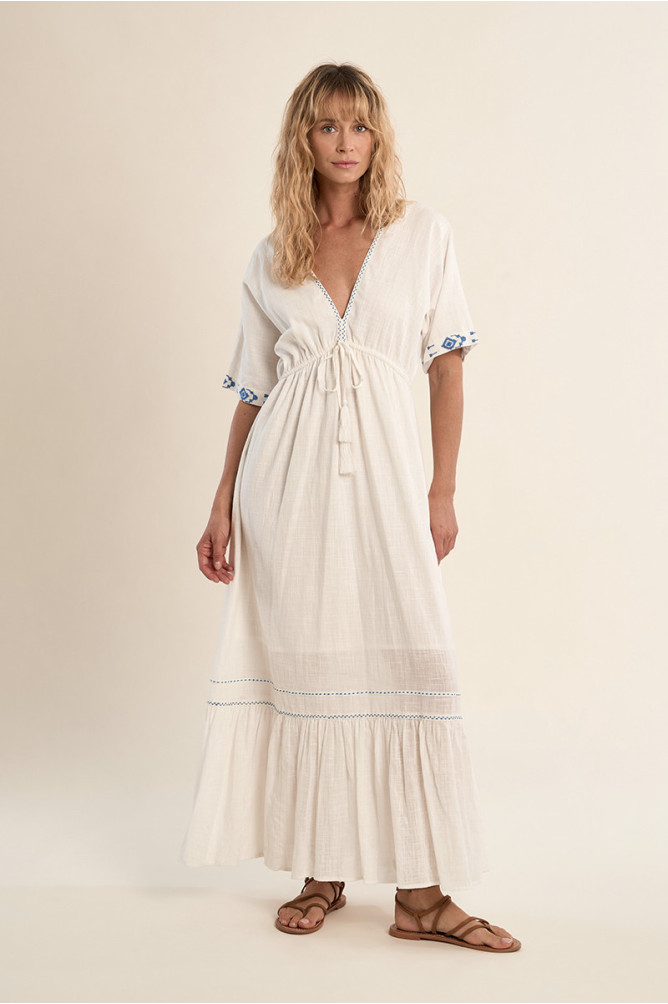 Vestido largo, de manga corta, con volante.