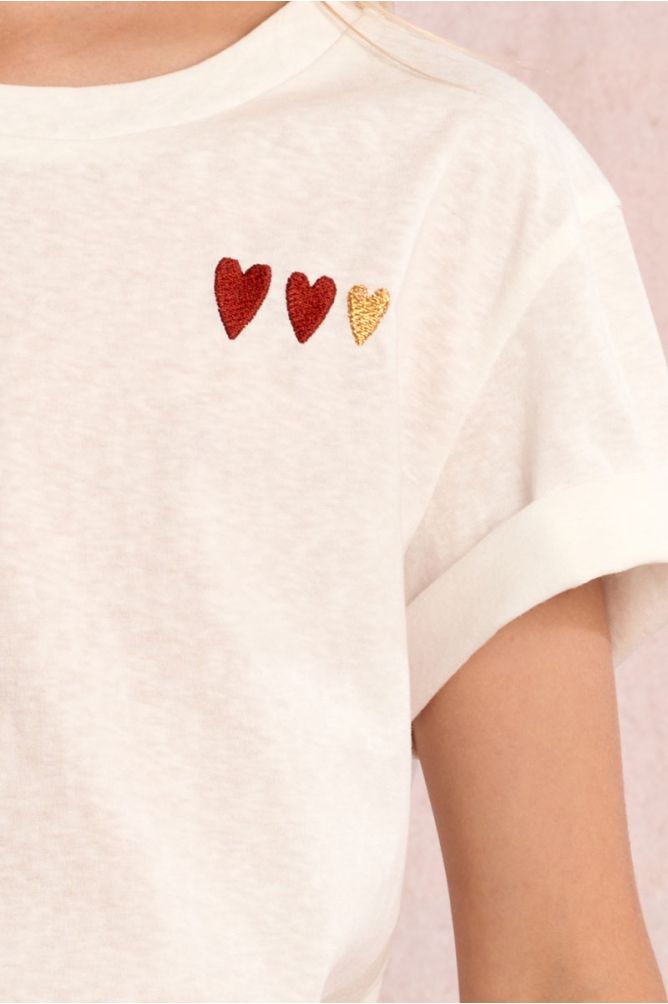 Camiseta de niña de manga corta, estampado corazones.