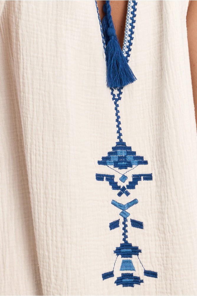Vestido corto, halter, detalles bordados.
