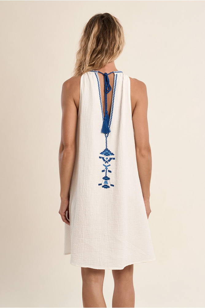 Vestido corto, halter, detalles bordados.