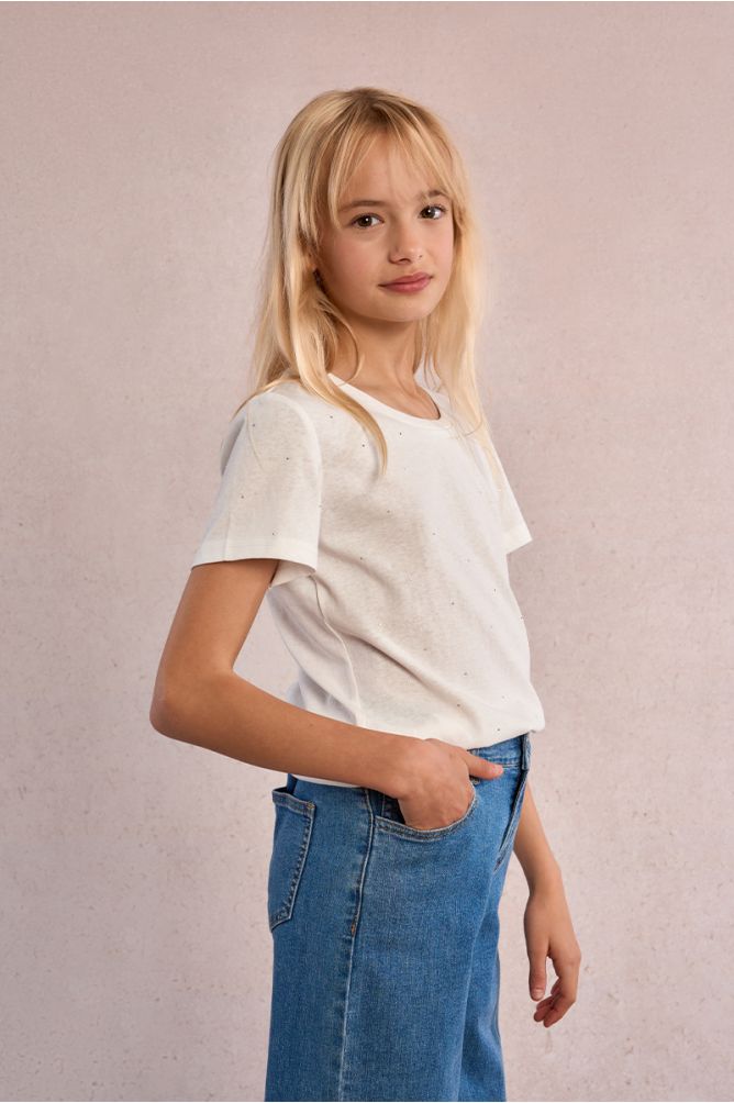 Camiseta de niña de manga corta, detalle lunares.