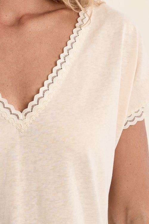 Camiseta de mujer de manga corta, detalle encaje.