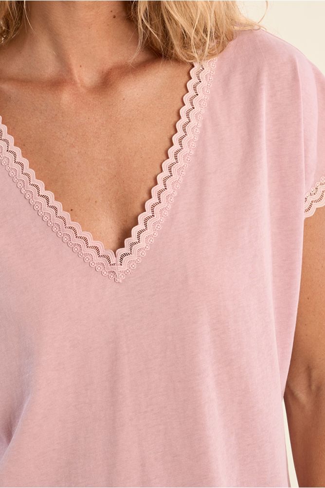 T-shirt à col V, détail dentelle