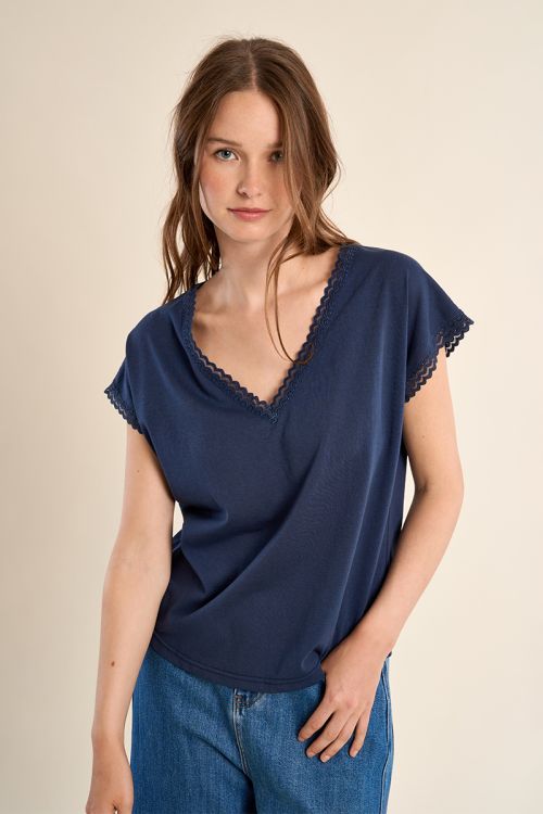 T-shirt à col V, détail dentelle