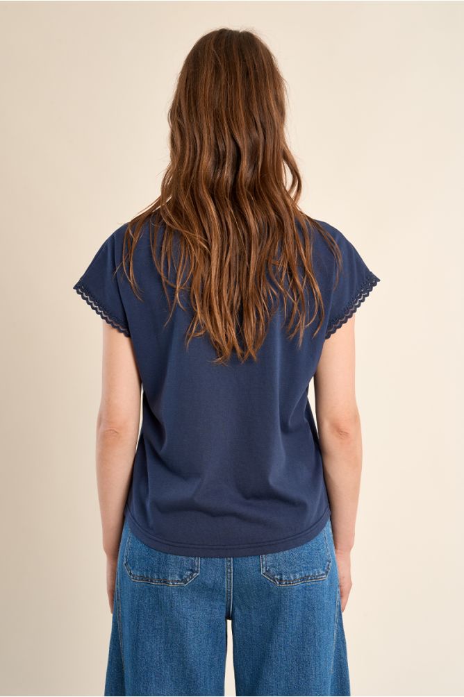 T-shirt à col V, détail dentelle
