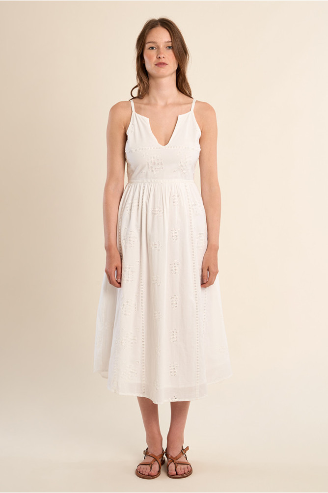 Vestido largo, de tirantes, con detalles bordados.