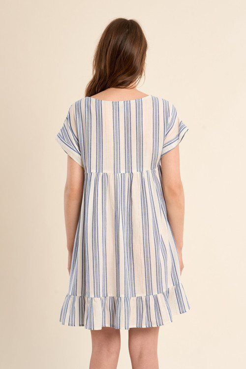 Vestido de manga corta, estampado y volantes.