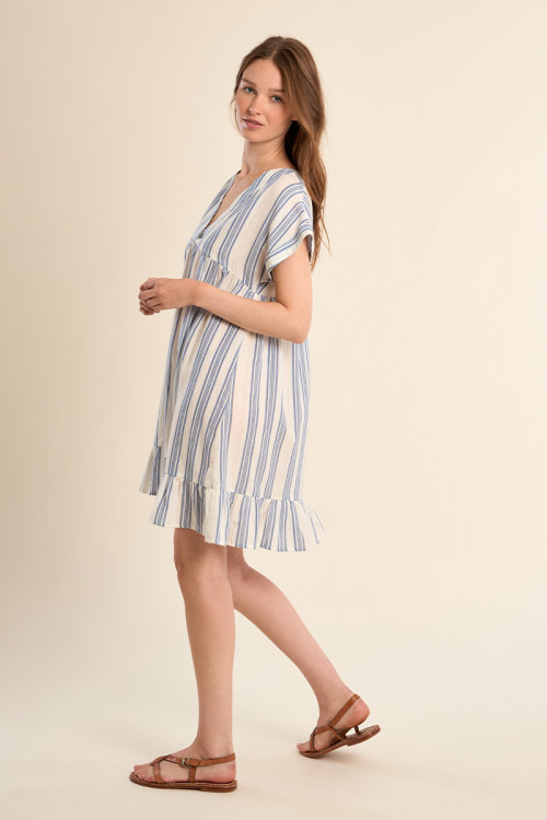 Vestido de manga corta, estampado y volantes.