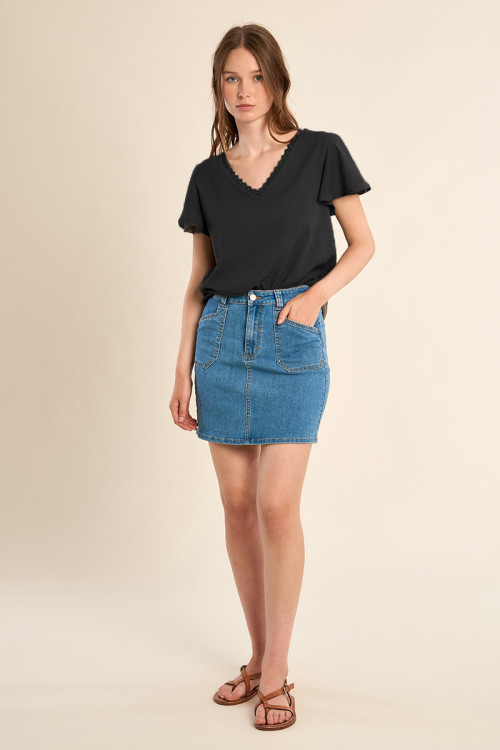 Camiseta de mujer de manga corta, detalles bordados.