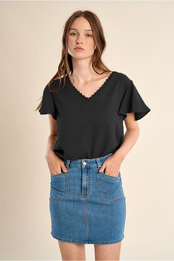 Camiseta de mujer de manga corta, detalles bordados.
