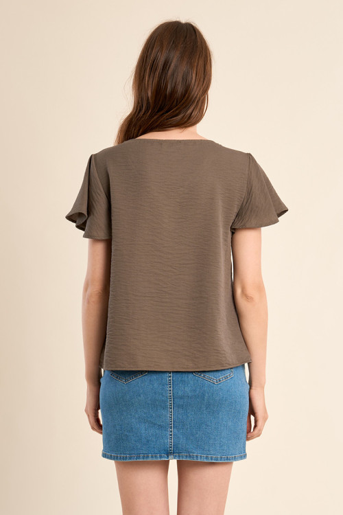 Camiseta de mujer de manga corta, detalles bordados.