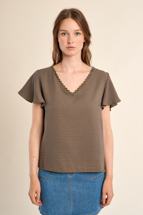 Camiseta de mujer de manga corta, detalles bordados.
