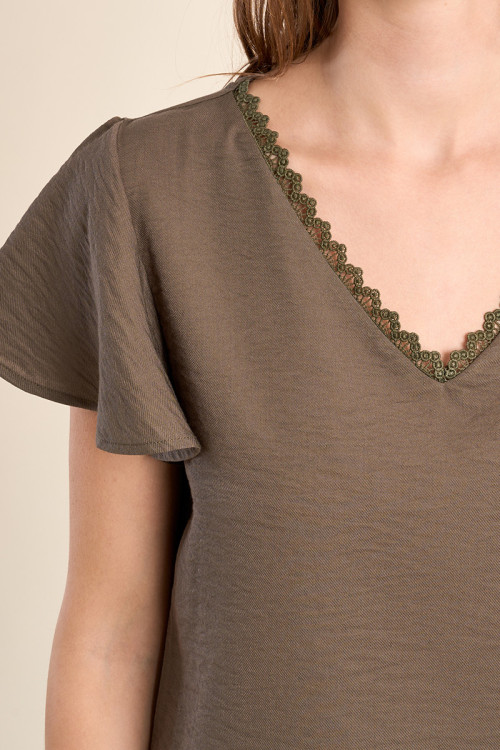 T-shirt décontracté, col brodé