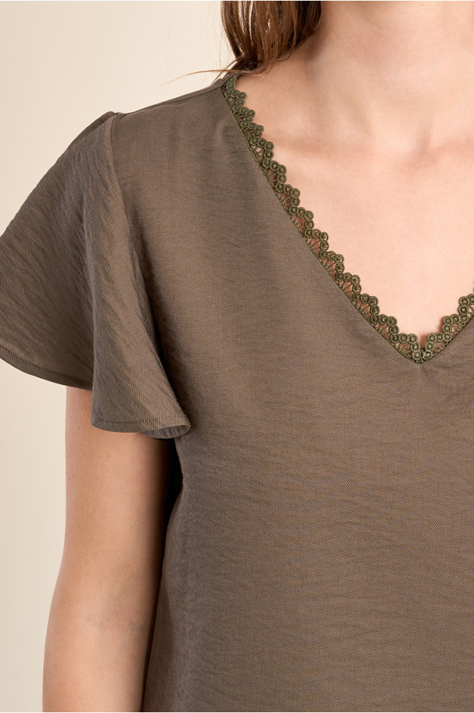 Camiseta de mujer de manga corta, detalles bordados.