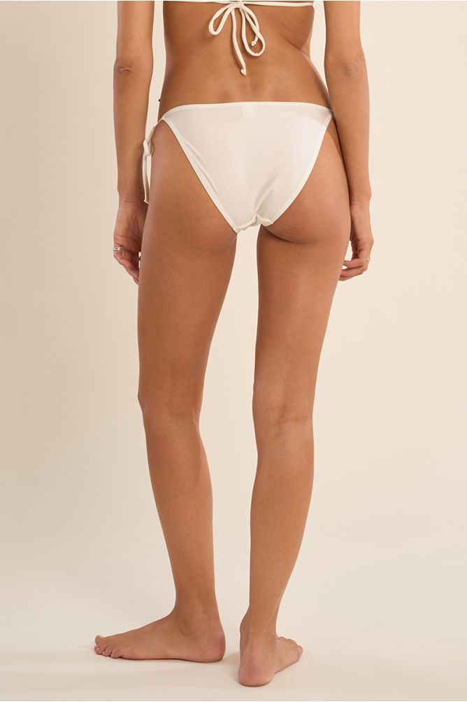 Braguita de bikini de tiro medio, detalle flor.