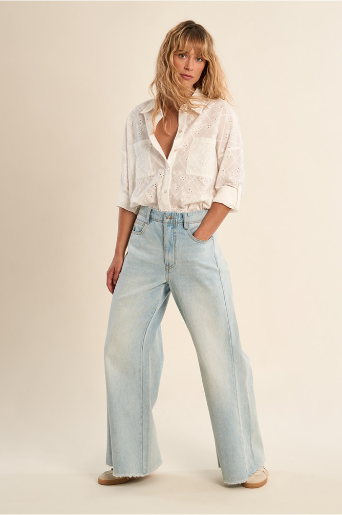 Pantalón de mujer largo, vaquero, acampanado.