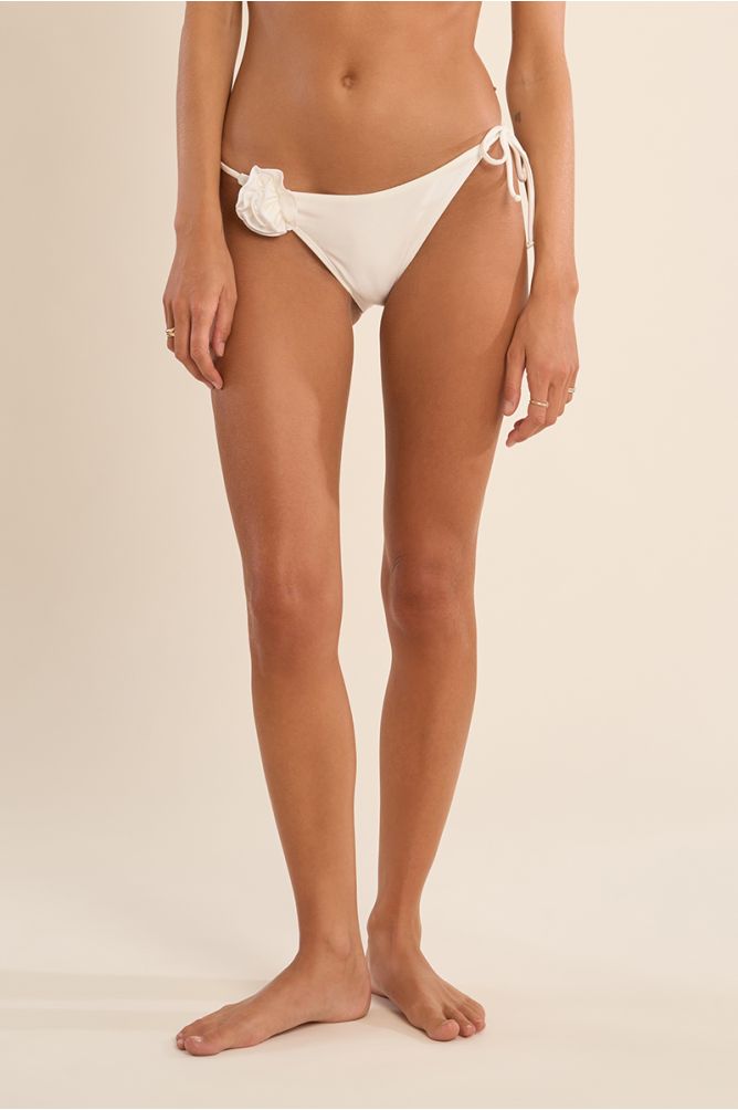 Braguita de bikini de tiro medio, detalle flor.