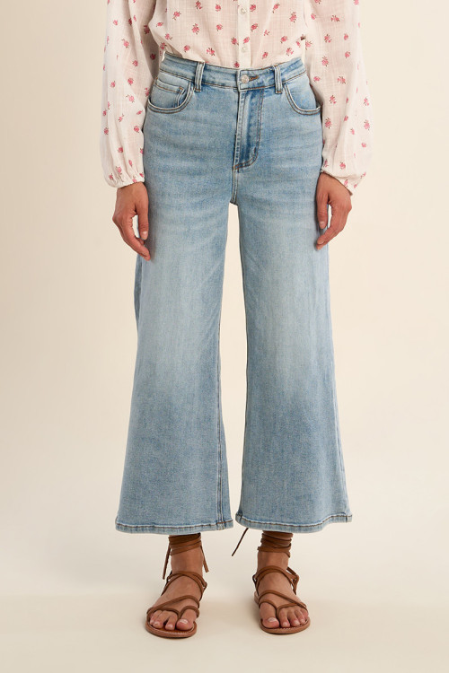 Pantalón de mujer vaquero, acampanado.