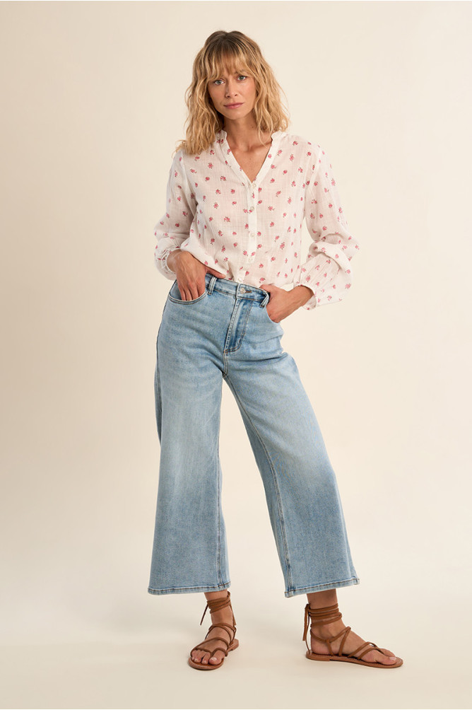 Wide-leg denim, cropped fit
