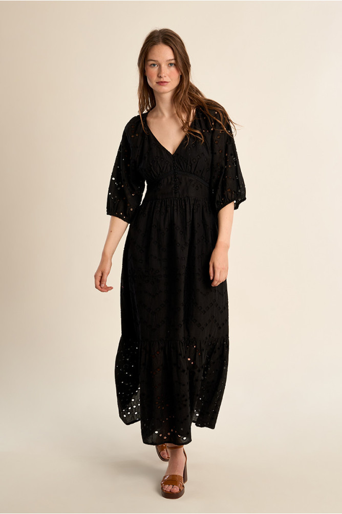 Vestido largo, de manga corta, con volantes.