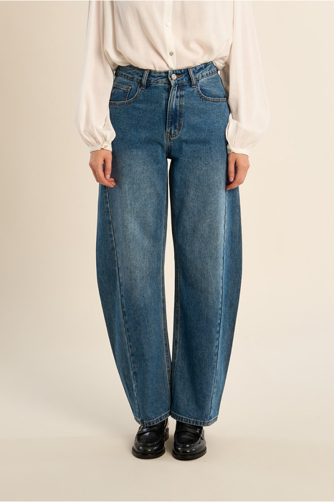 Pantalón de mujer vaquero, corte amplio ¨Balloon¨