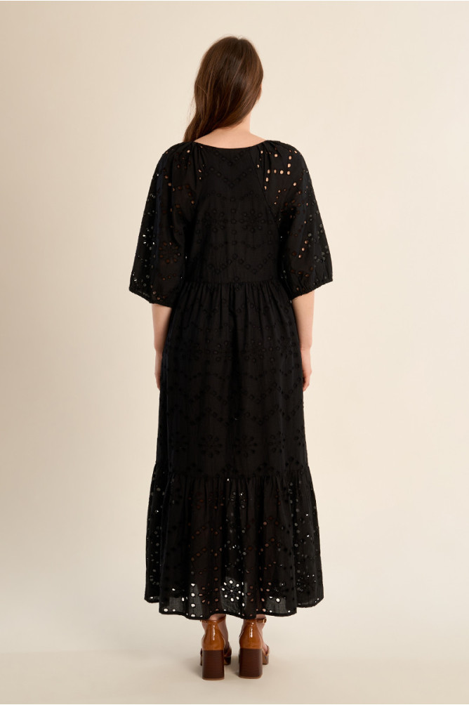 Vestido largo, de manga corta, con volantes.
