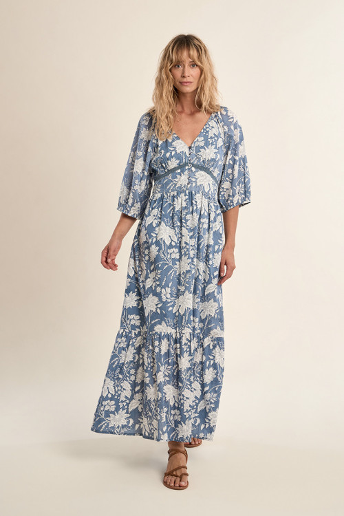 Vestido largo, de manga corta, con estampado y volante.