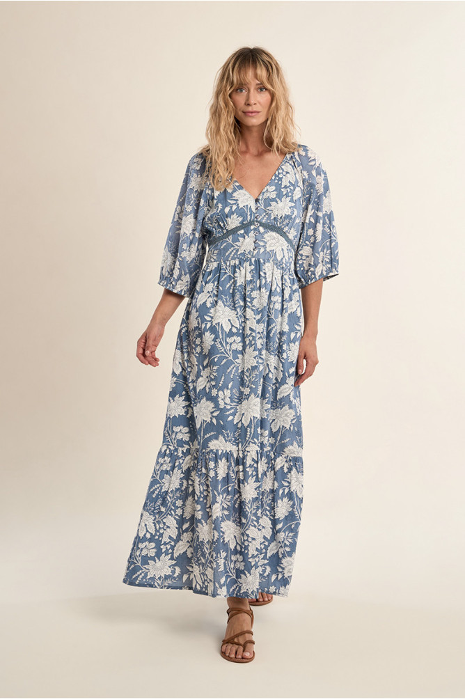 Vestido largo, de manga corta, con estampado y volante.