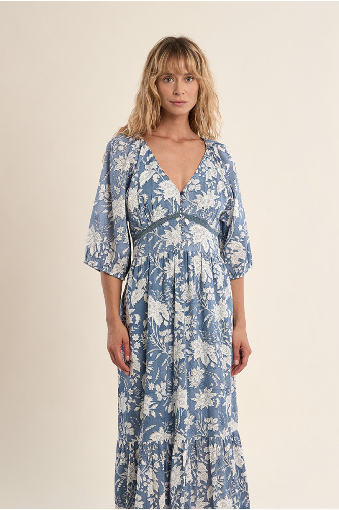 Vestido largo, de manga corta, con estampado y volante.
