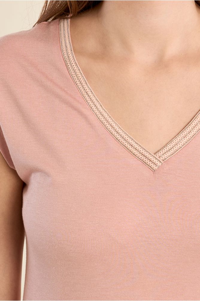 Camiseta de mujer de manga corta, detalle ribete.