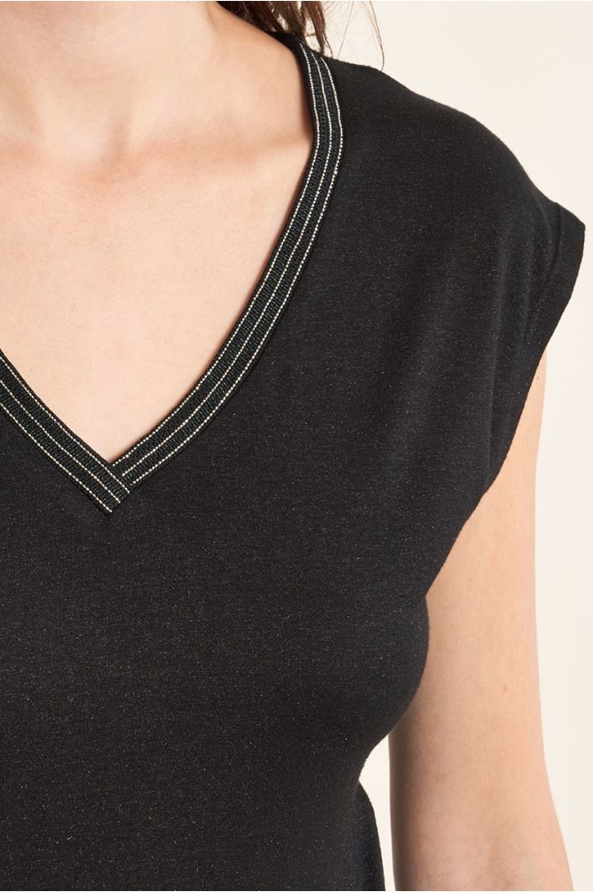 Camiseta de mujer de manga corta, detalle ribete.