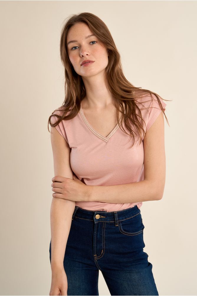 Camiseta de mujer de manga corta, detalle ribete.