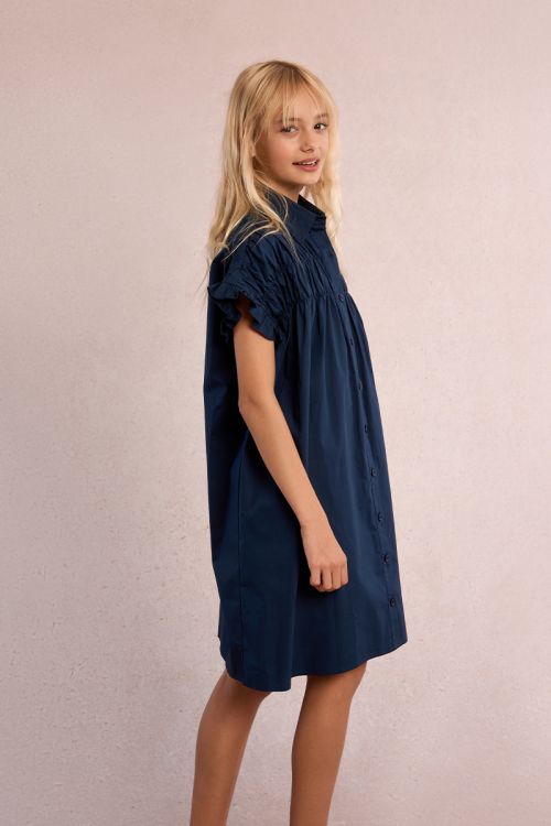 Vestido de niña corto, camisero, con pliegues.