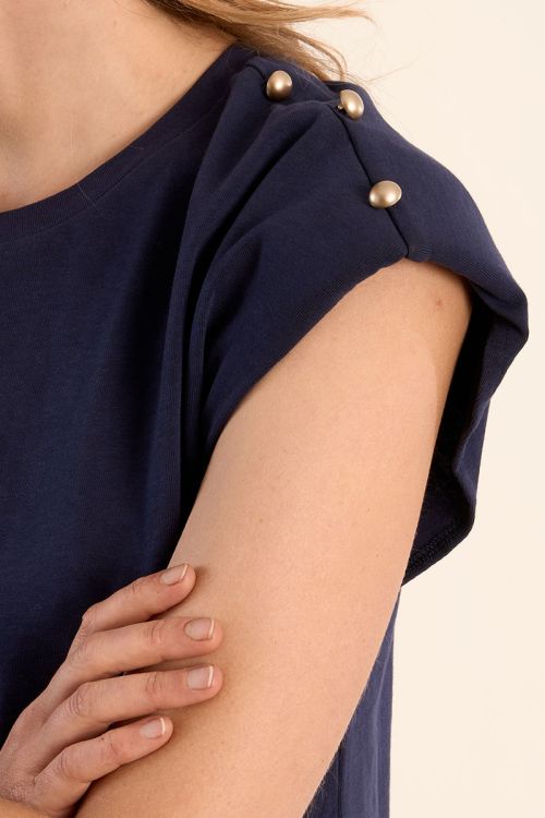 Camiseta de mujer de manga corta, detalle botones.