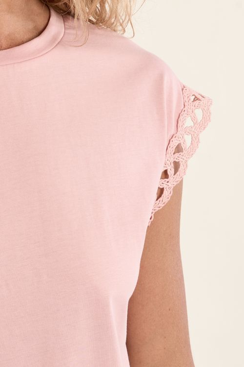 Camiseta de mujer de manga corta, con detalles bordados.