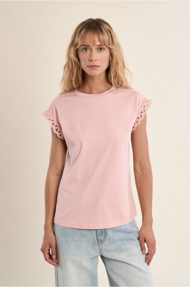 Camiseta de mujer de manga corta, con detalles bordados.