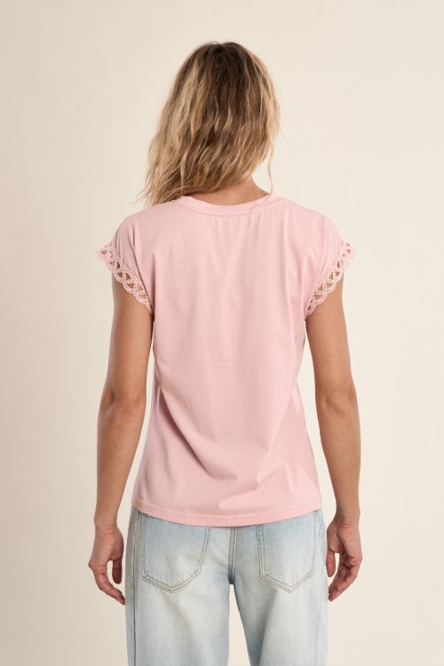 Camiseta de mujer de manga corta, con detalles bordados.