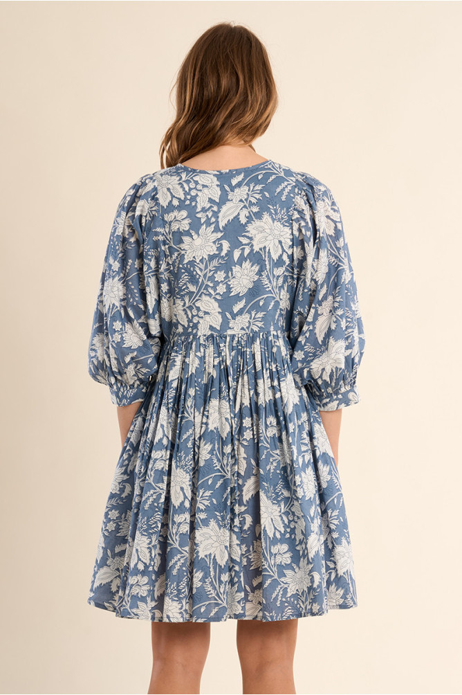 Vestido de mujer de manga larga, plisado, con estampado.