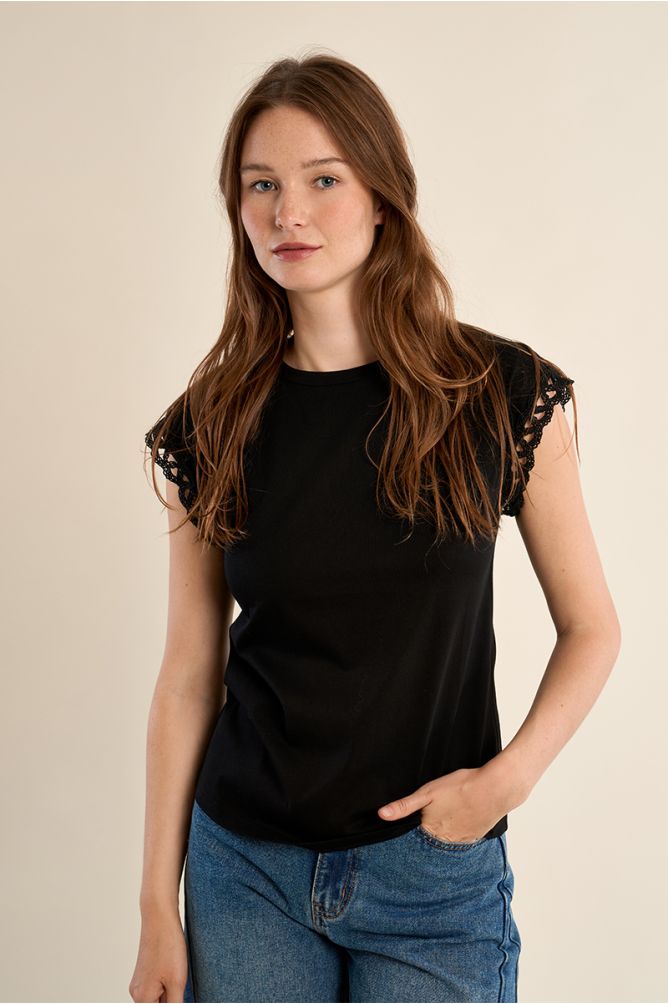 Camiseta de mujer de manga corta, con detalles bordados.