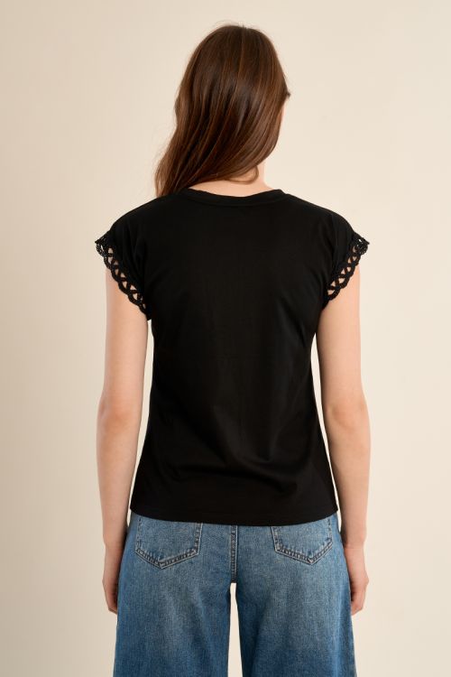 Camiseta de mujer de manga corta, con detalles bordados.